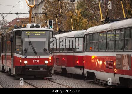 BRÜNN, TSCHECHIEN - 5. NOVEMBER 2019: Zwei Straßenbahnen, die Modelle Tatra T# und KT8D5, kreuzen sich im Stadtzentrum von Brünn. Auch Salina genannt, sind diese Stockfoto