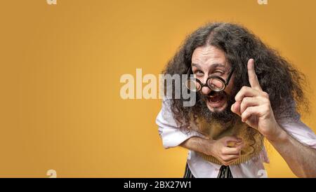 Porträt eines lustigen, dünnen Nerds mit einer lustigen Brille Stockfoto