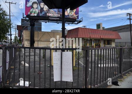 Los Angeles, CA/USA - 30. Mai 2020: Ein Restaurant im Fairfax District und die Plakatwand darüber wurden nach dem Black Li mit Graffiti überhäuht Stockfoto