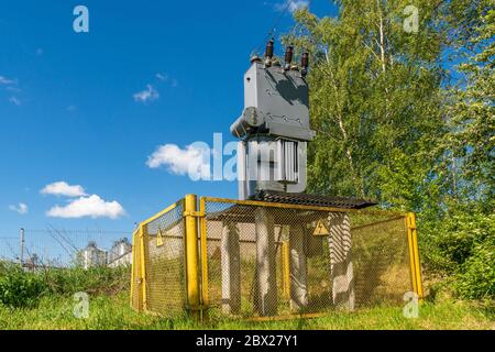 Kleine Umspannstation und Umspannwerk in der Natur Stockfoto