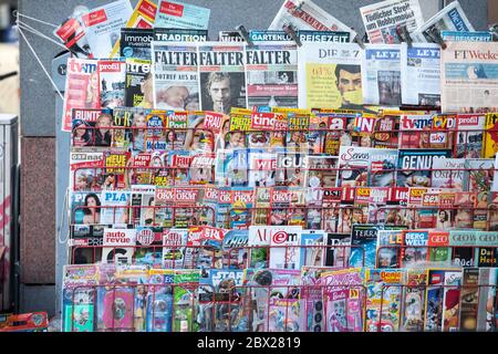 WIEN, ÖSTERREICH - 6. NOVEMBER 2019: Zeitschriftenregale gefüllt mit Zeitschriften und Zeitungen in deutscher Sprache, von einem österreichischen Pressehändler in der Innenstadt VI Stockfoto