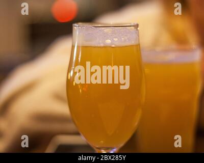 Nahaufnahme auf einem Bierkrug mit einem Weizenbier, im Weissenbier-Stil, serviert in einem Glas in Standardgröße. Bild eines Bierkrug mit einem Pint Weizen Stockfoto