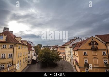 Panorama der Na Kampe Straße und Platz auf Kampa Insel, im Mala Strana Viertel, in der Altstadt von Prag, ein wichtiges touristisches Wahrzeichen. Abbildung des Stockfoto