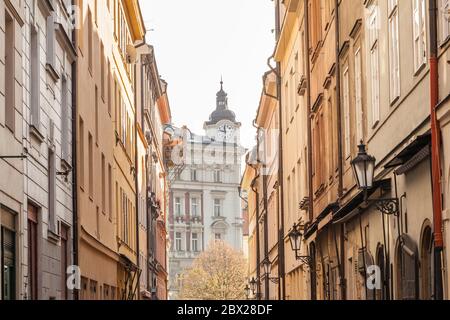 V kotcich, einer engen Straße mit mittelalterlichen Gebäuden und Kopfsteinpflaster in der Altstadt von Prag, auch Stare Mesto. Es ist ein Wahrzeichen der Stockfoto