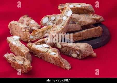 Italienische Delikatesse mit Mandeln, Cantucci auf einfachem Hintergrund Stockfoto