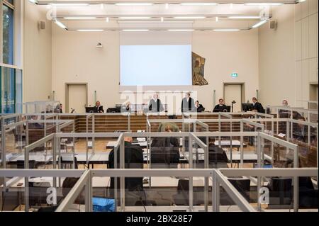 Koblenz, Deutschland. Juni 2020. Richterin Anne Kerber (M) steht in einem Saal des Landgerichts. Ein Prozess gegen zwei mutmaßliche Mitglieder des syrischen Geheimdienstes wegen der Vorwürfe der Folter wurde vor Gericht fortgesetzt. Die 57- und 44-jährigen Männer sollen unter anderem Verbrechen gegen die Menschlichkeit begangen haben. Dies soll das weltweit erste Strafverfahren für angebliche syrische Staatsfolter sein. Quelle: Thomas Lohnes/AFP/POOL/dpa/Alamy Live News Stockfoto