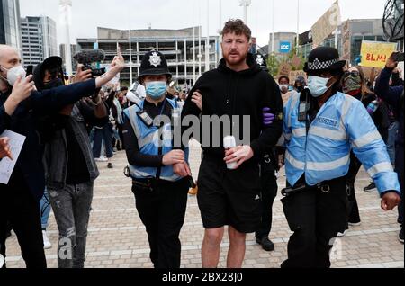 Birmingham, West Midlands, Großbritannien. Juni 2020. Ein Mann wird von Polizeibeamten weggeführt, während Protestierende eine "Schwarze Leben Angelegenheit" Demonstration nach dem Tod des Amerikaners George Floyd während in der Obhut der Minneapolis-Polizei besuchen. Credit Darren Staples/Alamy Live News. Stockfoto