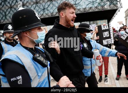 Birmingham, West Midlands, Großbritannien. Juni 2020. Ein Mann wird von Polizeibeamten weggeführt, während Protestierende eine "Schwarze Leben Angelegenheit" Demonstration nach dem Tod des Amerikaners George Floyd während in der Obhut der Minneapolis-Polizei besuchen. Credit Darren Staples/Alamy Live News. Stockfoto