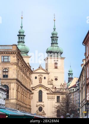 Die Kirche Kostel Svaty Havel, auch St. Gallen genannt, eine katholische Kirche, vom Markt der trziste in Havelske aus gesehen, in der Altstadt von Prag, Tschechische Republik. Stockfoto