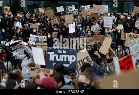 Birmingham, West Midlands, Großbritannien. Juni 2020. Protestler besuchen eine "Black Lives Matter" Demonstration nach dem Tod von American George Floyd, während in der Obhut der Minneapolis-Polizei. Credit Darren Staples/Alamy Live News. Stockfoto