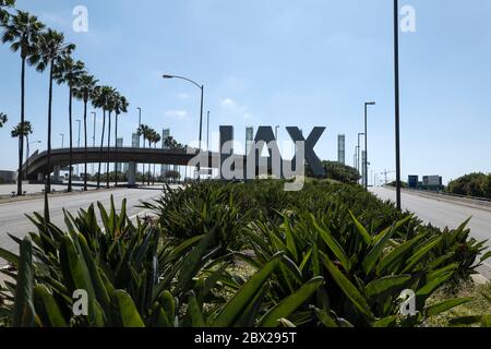 Los Angeles, CA/USA - 24. Mai 2020: Der Weg, der in und aus dem Los Angeles International Airport führt, ist am Memorial Day Wochenende aufgrund von COVID verlassen Stockfoto