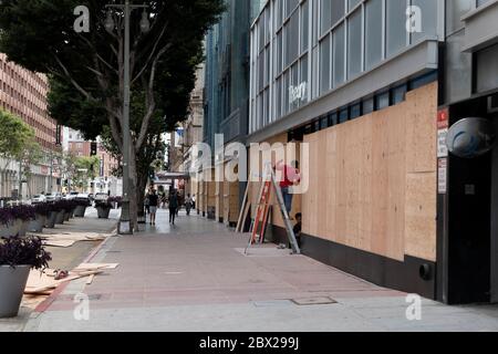 Los Angeles, CA/USA - 1. Juni 2020: Arbeiter, die in der Nähe des historischen Eastern Columbia Building in der Innenstadt VON LA nach Black Lives Matter in Betrieb gehen Stockfoto