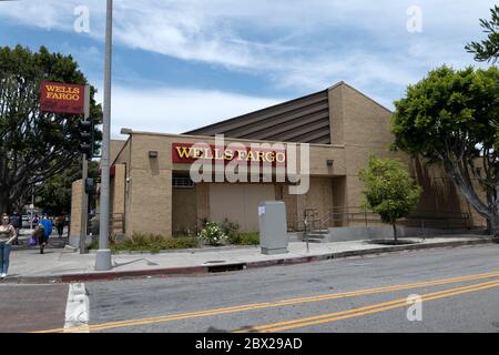 Los Angeles, CA/USA - 2. Juni 2020: Ein Well Fargo Branch ist in Erwartung weiterer Proteste in der Stadt, die Black Lives Matters betreffen, vernagelt Stockfoto