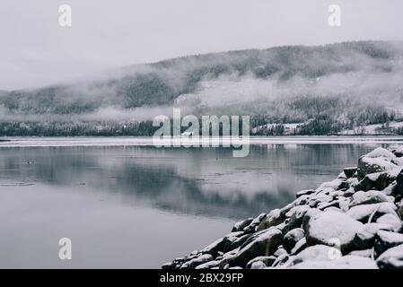 Schneebedeckte Felsen, Hügel und See in Nordschweden, sind, Stockfoto