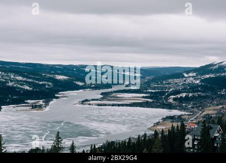 Blick über einen schneebedeckten See und die Berge in sind nordschweden Stockfoto