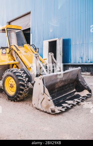 Maschinen und Mechanismen der holzverarbeitenden Industrie Schwere Maschinen in der Produktion - Autolader Stockfoto