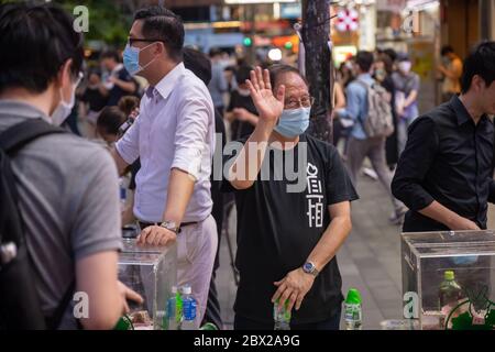 HONGKONG - 4. JUNI 2020: Tausende Menschen füllten den Victoria Park während des 30. Jahrestages der Tiananmen-Masscre im Jahr 1989. Stockfoto