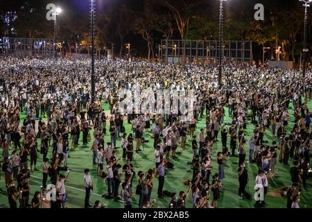 HONGKONG - 4. JUNI 2020: Tausende Menschen füllten den Victoria Park während des 30. Jahrestages der Tiananmen-Masscre im Jahr 1989. Stockfoto