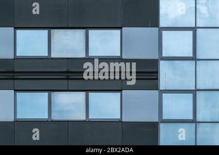 Abstraktes Fragment der Fassade eines modernen Gebäudes. Bürogebäude Fassade mit Fenstern in Stahlkonstruktion. Stockfoto