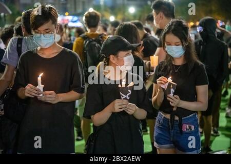 HONGKONG - 4. JUNI 2020: Tausende Menschen füllten den Victoria Park während des 30. Jahrestages der Tiananmen-Masscre im Jahr 1989. Stockfoto