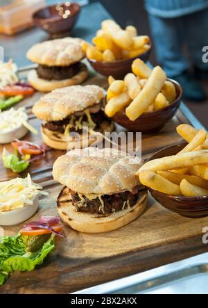 Teller mit Hamburgern in einem Restaurant - fertig Serviert Stockfoto