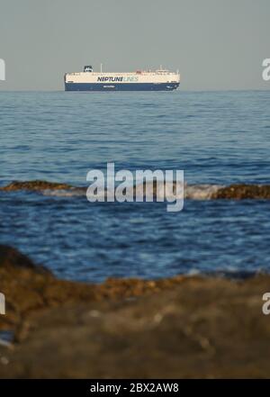 Frachtschiff, großer Auto- und LKW-Carrier, auf offener See, mittelmeer, Andalusien, Spanien Stockfoto