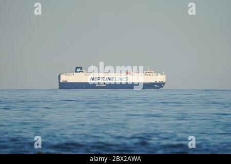 Frachtschiff, großer Auto- und LKW-Carrier, auf offener See, mittelmeer, Andalusien, Spanien Stockfoto