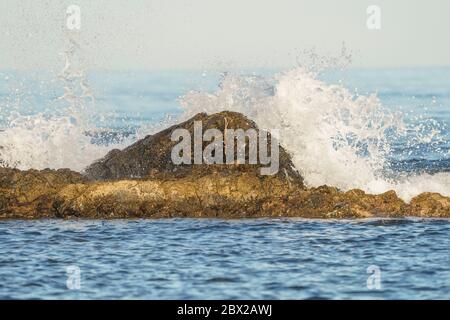 Wellen brechen gegen Felsen im Mittelmeer, Spanien. Stockfoto