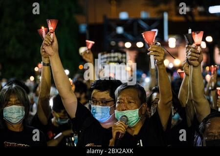 Hongkong, China. Juni 2020. Politiker, Aktivisten, darunter der ehemalige Pro-Demokratie-Gesetzgeber Leung Kwok-Hung (links), auch bekannt als "langes Haar", und der Hongkonger Politiker und Sozialaktivist Lee Cheuk-yan (C) nehmen an der Kerzenlichtmahnwache zum 31. Jahrestag in Hongkong Teil. Aufgrund der bestehenden Covid-19-Beschränkungen Verbot Hongkong erstmals die jährliche Mahnwache vom 4. Juni 1989, um die Opfer der prodemokratischen Proteste auf dem Platz des Himmlischen Friedens zu ehren. Kredit: Keith Tsuji/ZUMA Wire/Alamy Live News Stockfoto