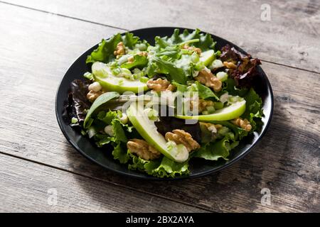 Frischer Waldorfsalat mit Salat, grünen Äpfeln, Walnüssen und Sellerie auf Holztisch Stockfoto