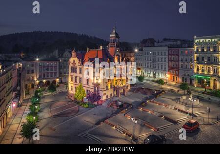 Nowa Ruda, Polen. Luftaufnahme des Rathauses und des Marktplatzes (Rynek) bei Dämmerung Stockfoto