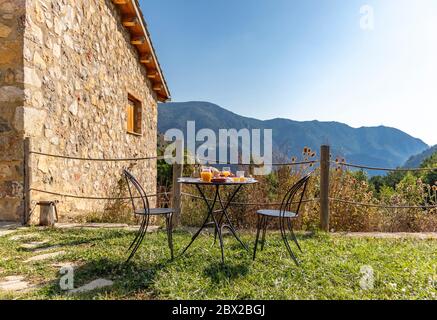 Komplettes Open-Air-Frühstück mit Blick auf die Berge Stockfoto