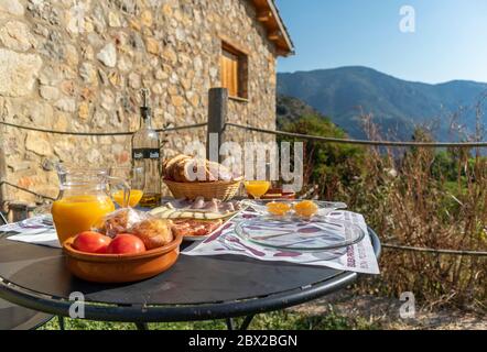 Komplettes Open-Air-Frühstück mit Blick auf die Berge Stockfoto