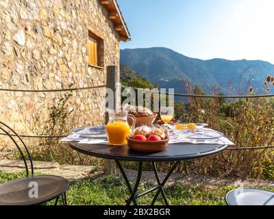 Komplettes Open-Air-Frühstück mit Blick auf die Berge Stockfoto