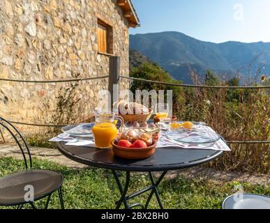 Komplettes Open-Air-Frühstück mit Blick auf die Berge Stockfoto