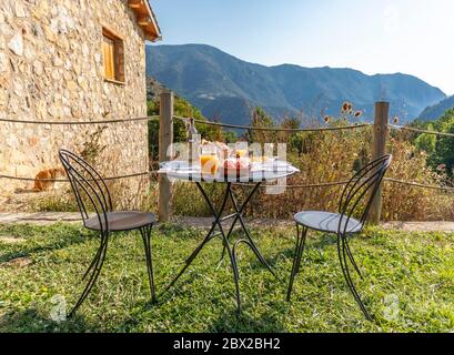 Komplettes Open-Air-Frühstück mit Blick auf die Berge Stockfoto