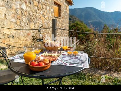 Komplettes Open-Air-Frühstück mit Blick auf die Berge Stockfoto