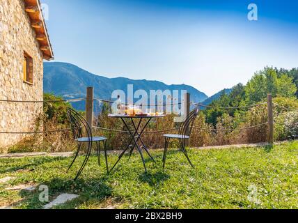 Komplettes Open-Air-Frühstück mit Blick auf die Berge Stockfoto