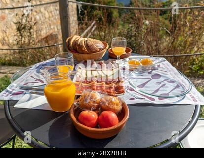 Komplettes Open-Air-Frühstück mit Blick auf die Berge Stockfoto