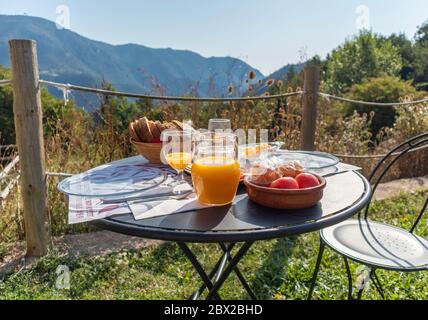 Komplettes Open-Air-Frühstück mit Blick auf die Berge Stockfoto