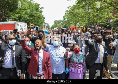 New York, Usa. Juni 2020. Protestierende während einer Aktion in Erinnerung an George Floyd in der Nachbarschaft von Harlem auf der Insel Manhattan in New York City in den Vereinigten Staaten am Donnerstag, 04. Proteste im ganzen Land wurden nach dem Tod von George Floyd am 25. Mai motiviert, nachdem er für 8 Minuten und 46 Sekunden von weißem Polizist Derek Chauvin in Minneapolis, Minnesota erstickt wurde. Quelle: Brasilien Foto Presse/Alamy Live News Stockfoto
