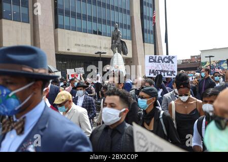 New York, Usa. Juni 2020. Protestierende während einer Aktion in Erinnerung an George Floyd in der Nachbarschaft von Harlem auf der Insel Manhattan in New York City in den Vereinigten Staaten am Donnerstag, 04. Proteste im ganzen Land wurden nach dem Tod von George Floyd am 25. Mai motiviert, nachdem er für 8 Minuten und 46 Sekunden von weißem Polizist Derek Chauvin in Minneapolis, Minnesota erstickt wurde. Quelle: Brasilien Foto Presse/Alamy Live News Stockfoto