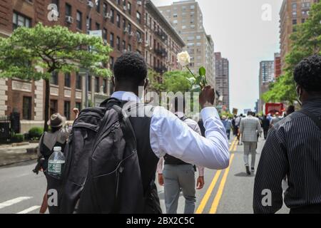 New York, Usa. Juni 2020. Protestierende während einer Aktion in Erinnerung an George Floyd in der Nachbarschaft von Harlem auf der Insel Manhattan in New York City in den Vereinigten Staaten am Donnerstag, 04. Proteste im ganzen Land wurden nach dem Tod von George Floyd am 25. Mai motiviert, nachdem er für 8 Minuten und 46 Sekunden von weißem Polizist Derek Chauvin in Minneapolis, Minnesota erstickt wurde. Quelle: Brasilien Foto Presse/Alamy Live News Stockfoto