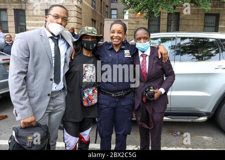 New York, Usa. Juni 2020. NYPD-Beamte dürfen am Donnerstag, 04, während der Gedenkfeier für George Floyd im Harlem-Viertel von Manhattan Island in New York City Fotos mit Demonstranten machen. Proteste im ganzen Land wurden nach George's Tod Floyd am 25. Mai ausgelöst, nachdem er für 8 Minuten und 46 Sekunden von weißen Polizist Derek Chauvin in Minneapolis, Minnesota erstickt wurde. Quelle: Brasilien Foto Presse/Alamy Live News Stockfoto