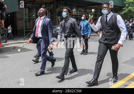 New York, Usa. Juni 2020. Protestierende während einer Aktion in Erinnerung an George Floyd in der Nachbarschaft von Harlem auf der Insel Manhattan in New York City in den Vereinigten Staaten am Donnerstag, 04. Proteste im ganzen Land wurden nach dem Tod von George Floyd am 25. Mai motiviert, nachdem er für 8 Minuten und 46 Sekunden von weißem Polizist Derek Chauvin in Minneapolis, Minnesota erstickt wurde. Quelle: Brasilien Foto Presse/Alamy Live News Stockfoto