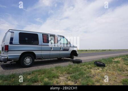 Van Life Van bricht zusammen und bekommt mitten im Nirgendwo einen Platten Reifen, Sommer 2019. Stockfoto