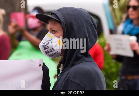 Brighton UK 4. Juni 2020 - Menschen nehmen an der friedlichen Black Lives Matter Anti-Rassismus-Kundgebung vor dem Hove Rathaus Teil. Es gab Proteste in ganz Amerika, Großbritannien und anderen Ländern seit dem Tod von George Floyd, während er von der Polizei in Minneapolis am 25. Mai verhaftet wurde: Credit Simon Dack / Alamy Live News Stockfoto
