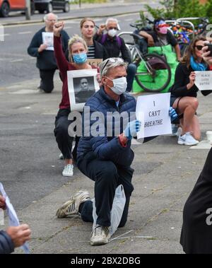 Brighton UK 4. Juni 2020 - Menschen nehmen an der friedlichen Black Lives Matter Anti-Rassismus-Kundgebung vor dem Hove Rathaus Teil. Es gab Proteste in ganz Amerika, Großbritannien und anderen Ländern seit dem Tod von George Floyd, während er von der Polizei in Minneapolis am 25. Mai verhaftet wurde: Credit Simon Dack / Alamy Live News Stockfoto