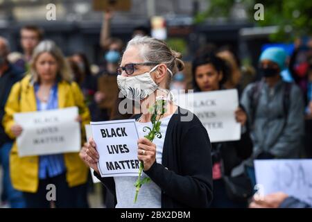 Brighton UK 4. Juni 2020 - Menschen nehmen an der friedlichen Black Lives Matter Anti-Rassismus-Kundgebung vor dem Hove Rathaus Teil. Es gab Proteste in ganz Amerika, Großbritannien und anderen Ländern seit dem Tod von George Floyd, während er von der Polizei in Minneapolis am 25. Mai verhaftet wurde: Credit Simon Dack / Alamy Live News Stockfoto