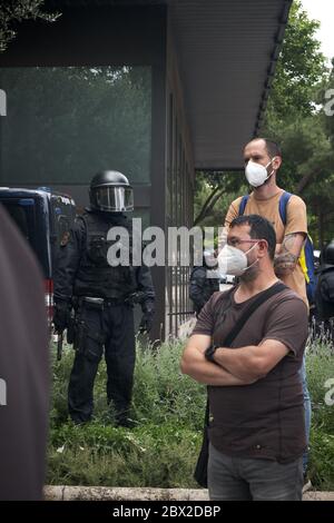 Die Demonstranten stehen während der Demonstration mit Gesichtsmasken zur Vorsorge gegen 19. Covid.Streikende Nissan-Arbeiter nahmen ihren Protest zum Hauptsitz der Europäischen Union und dem japanischen Konsulat als Teil der Mobilisierungen mit, um die Zukunft der Fabrik zu behaupten und ihre Schließung zu verhindern. Am 28. Mai beschloss die Marke, ihre Werke in Spanien zu schließen. Stockfoto